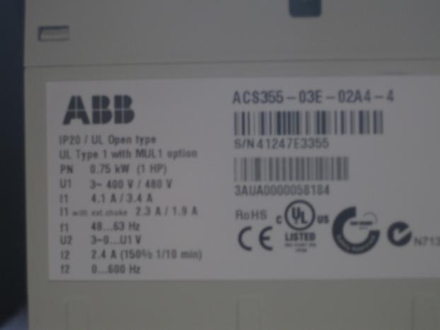 Kuva 3 Taajuusmuuttaja ASC355 tyyppikilpi (kuva Ari Tujula 2013) 3.1 Oletusarvoiset I/O -ohjauskytkennät Oletusmakrona käytetään Vakio-ohjausmakroa. Alla olevassa kuvassa I/O oletuskytkennät.