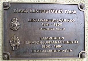 9. VATIALA / Muistolaatta SIJAINTI Muistomerkin tarkoitus: Sijainti: Muistolaatta on kiinnitetty Vatialan vanhassa kasarmirakennuksessa vuosina 1941-1950 toimineen Lentovarustevarikon ja vuosina