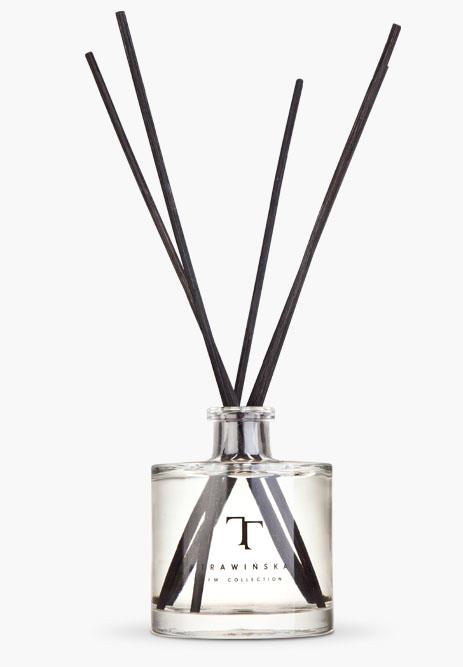 Kodin tuoksutikut Näihin upeisiin TT-kokoelman tuoksutikkutuotteisiin olemme yhdistäneet kyvyn synnyttää unohtumattomia tuoksukokemuksia sekä taiteellisen suunnittelun.
