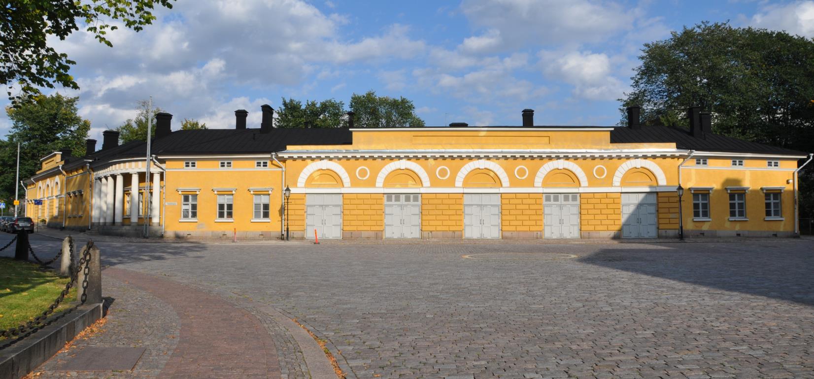 TURKU, KESKUSTA HENRIKINKATU 10 NNISSÄ HISTORIALLINEN MAAHERRAN MAKASIINI PERUSTIETOA KOHTEESTA Myynnin kohteena Turun keskustassa sijaitseva historiallinen kiinteistö Maaherran makasiini Osoite: