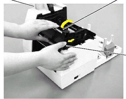3. VÄRINAUHAN PAIKALLEEN ASETTAMINEN Tulostinta voi käyttää sekä värinauhan kanssa, että ilman. Jos käytät lämpöherkkää materiaalia, ÄLÄ KÄYTÄ samanaikaisesti värinauhaa. 1.