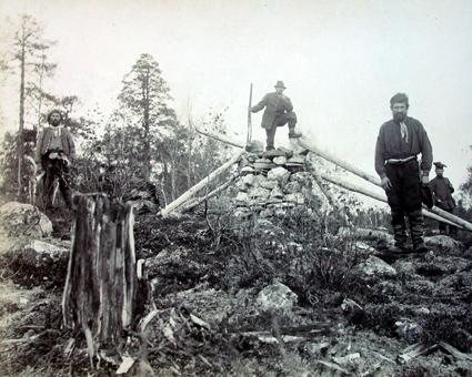 Inarin itärajan kehitysvaiheet vuoteen 1920 Kolmen valtakunnan rajapyykki Muotkavaarassa 1898 nähtynä Venäjän sektorilta. Rajan kunnostajia Suomesta, Norjasta ja Venäjältä.