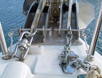 . Huollot telakalla ollessa, sekalaista AISI/INOX-spesialistilta tilattiin ankkurien lukituksen rakentaminen, ankkuriboksin keulaan hylly 2-ankkurin kettingille (15m / 8mm), jollan