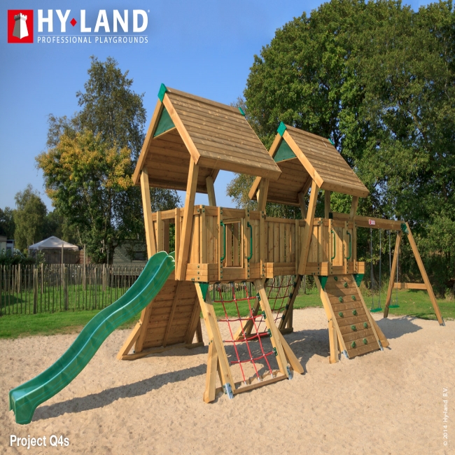 Hy-Land Q 4 + Swing module Hy-Landin suurimmassa mallissa voi leikkiä samanaikaisesti 2 lasta. Kaikki HyLand-leikkipaikat kestävät kolhuja ja aikaa.