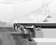 40 Istuimet, turvajärjestelmät Takaistuimet Takaistuimelle pääsy Irrotettavat takaistuimet Irrotus Joissakin malleissa kuormatilaa voidaan suurentaa irrottamalla takaistuimet.