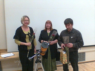 palkittiin ja he esittivät vuorollaan kilpailurunonsa. Minna Komulainen voitti pääpalkinnon 100 euroa ja Tähdet ja avaruus -lehden numero 2/2009.