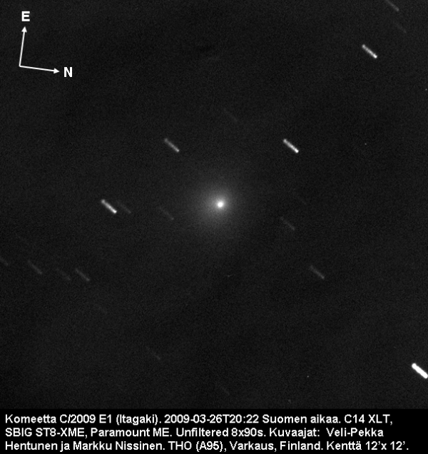 Komeetta C/2009 E1 (Itagaki) on vaikea kohde, sillä se näkyi hyvin alhaalla lännessä hetken auringonlaskun jälkeen.