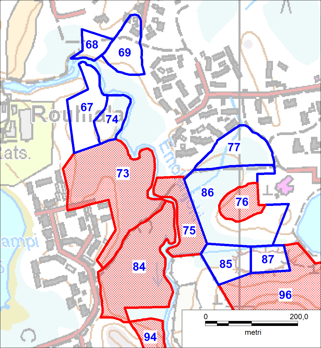 Kuva 38. Rokkalan osa-alueen pohjoisosan inventoidut kuviot (siniset rajaukset ja numerot). METSO-kriteerit täyttävät kuviot on merkitty punaisella rasterilla.