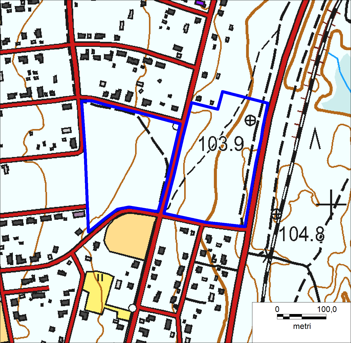 Kuva 1. Selvitysalueen sijainti ja rajaus (sininen viiva). Pohjakartta Maanmittauslaitos.