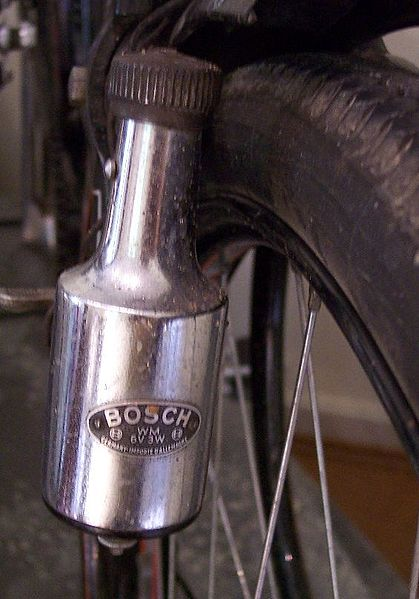 4 Kuva 1: Bosch pullodynamo (http://en.wikipedia.org/wiki/file:bicycle_ dynamo.jpg). daan pyörimisliikkeeseen.