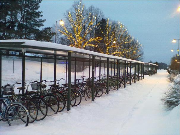 9 (14) Järvenpään rautatieaseman pyöräparkki talvella 2013. Valtaosalle vastaajista pyörämatkan pituudella ei ole merkitystä, heidän osuuden ollessa 54 %.