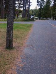 KUVASARJA B Kuva 1. Vanhainkodin liittymä. Liittymän yhteydessä ei ole suojatietä Kuva 2. Pyörätie sijoittuu ajoradan oikealla puolen.