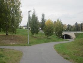 KUVASARJA F Kuva 1. Näkymä Kainuuntien suuntaisesti kohti Joutsentien alikulkua Kuva 2. Kainuuntien ja Joutsentien risteyksen vilkkauden voi aavistaa loivasti kumpuilevan meluvallin takaa Kuva 3.