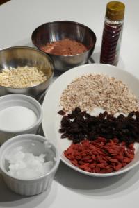 LIITE 5: Kokeile ja testaa työohje suklaan tekoon TEE ITSE SUKLAATA Teollinen suklaanvalmistusprosessi on monivaiheinen ja sisältää paljon tiedettä ja teknologiaa.