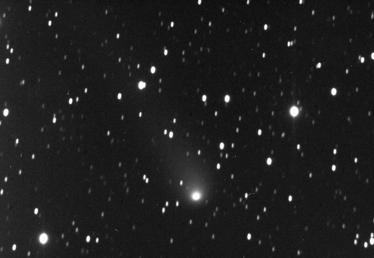 Komeetta C/2006 OF2 (Broughton( Broughton) oli yötaivaalla hyvin korkealla ja oli siksi hyvä kuvauskohde.