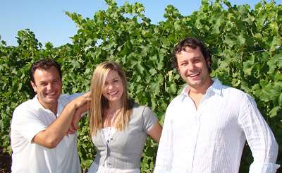 Sisarukset Ricardo, Alejandra ja Marco Sanz Nämä 3 sisarusta perustivat alueen ensimmäisen luomuviinitilan vuonna 2005 He ovat kuuluisan Sanz-viini-dynastian