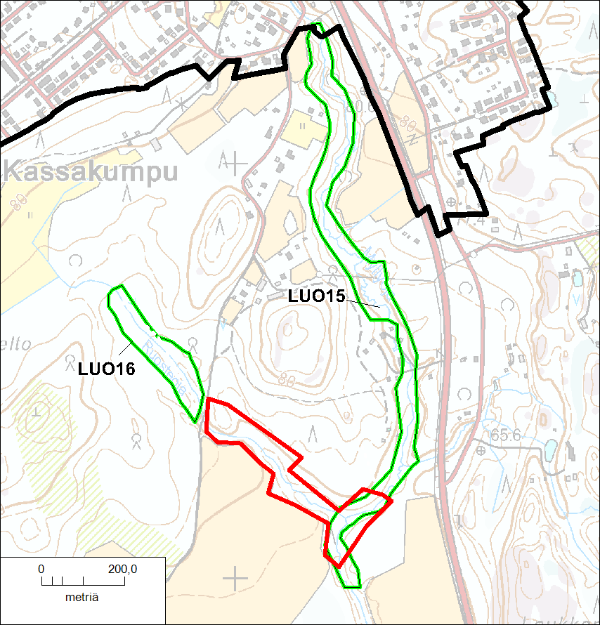 Kuva 25. Myllyojan (LUO15) ja Ruosteojan luontokohteet (LUO16) on rajattu vihreällä ja Ruosteojan varrella oleva liito-oravan elinalue punaisella. Selvitysalueen raja on merkitty mustalla.