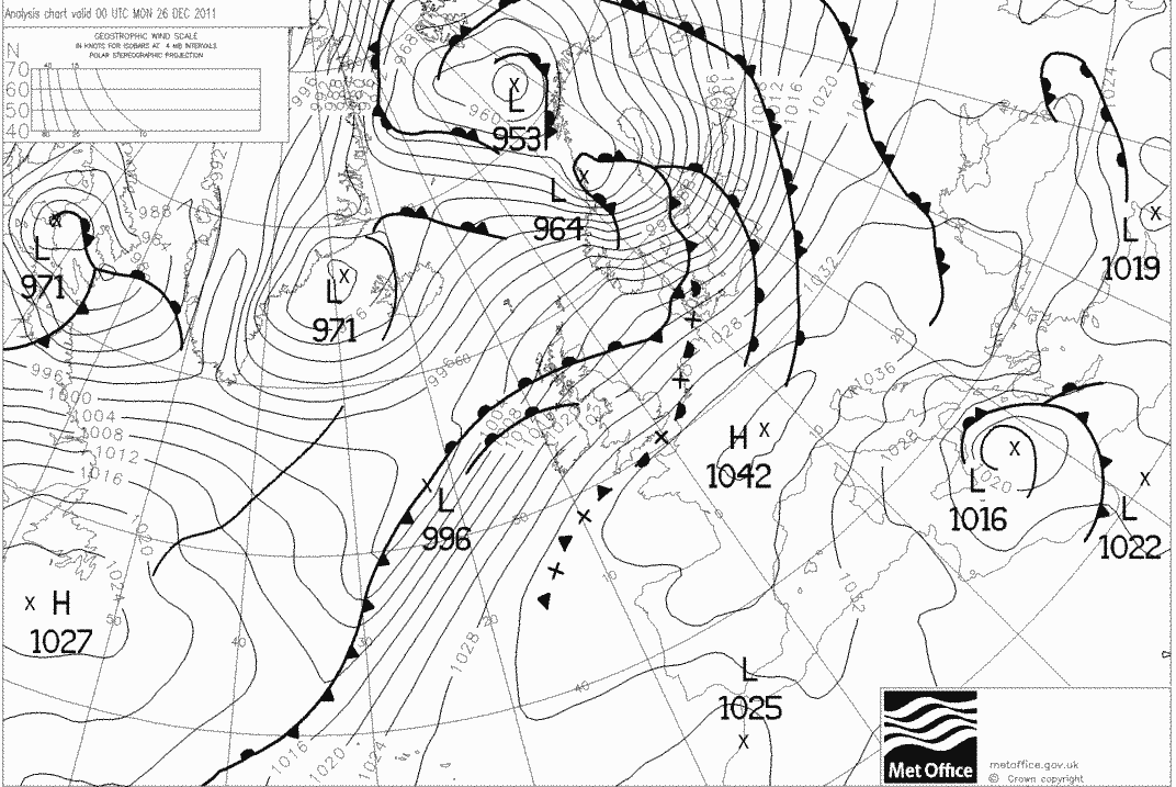 Kuva 25. Keski-ilmakehän 500 hpa geopotentiaali sekä pystysuuntainen nopeus 25.12.2011 klo 00 UTC.