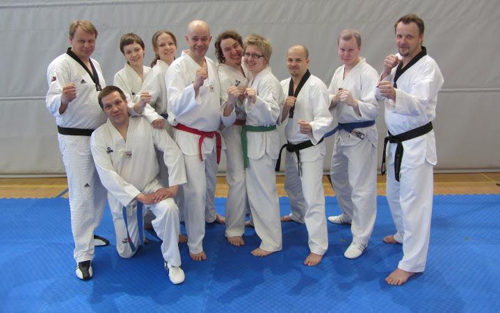 8 Sim Uu Iisalmen Taekwondo Ry:n mustat vyöt ovat sitoutuneet Sim Uu:ksi kutsuttuun Taekwondo perheeseen. Mikä on Sim Uu? Sim Uu tarkoittaa perhettä.