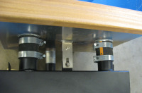 Kirami CUBE-ulkopuolisen kamiinan käyttöohjeet Sivu 3/5 Asennus Kamiina liitetään altaaseen kolmella (uusissa malleissa vain kahdella) kumiletkulla sekä kiinnityskorvalla (kuva alla) (uusissa