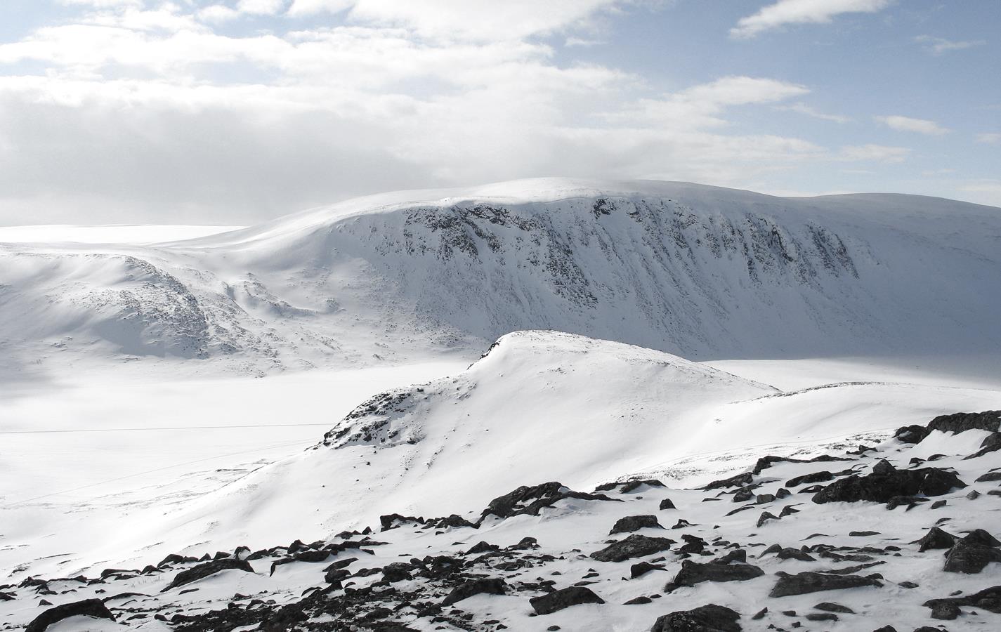 KEVÄTKAUDEN VIIKKO-OHJELMA 11.3-5.5.2016 Tervetuloa Kilpisjärvelle, Suomen suurtuntureiden syleilyyn!