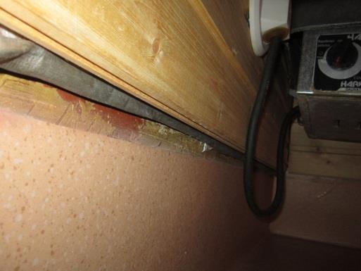 5(5) SAUNA Saunan valaisin on rikki. Valaisin tulee korjata, jos mahdollista, tai vaihtaa uuteen. Kiuasseinän panelointi ei ulotu tarpeeksi alas, joten runkorakenteet jäävät hieman näkyviin.