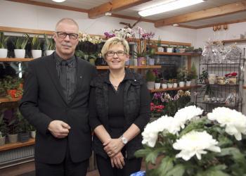 Hautausjärjestelyissä otamme huomioon yksilölliset toiveet, kerromme asiakkaalle erilaisista vaihtoehdoista valittavaksi. Yrityksemme panostaa kotimaisiin ekologisiin tuotteisiin.