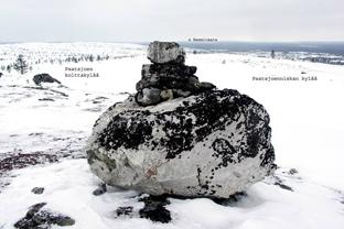 Ruotsin ja Venäjän välisen valtarajan merkkiviittoja Koillis-Inarissa Kallopää Kallopään suuntaviisari osoittaa 30 km päässä näkyvän Nammivaaran kivipyykkiin.