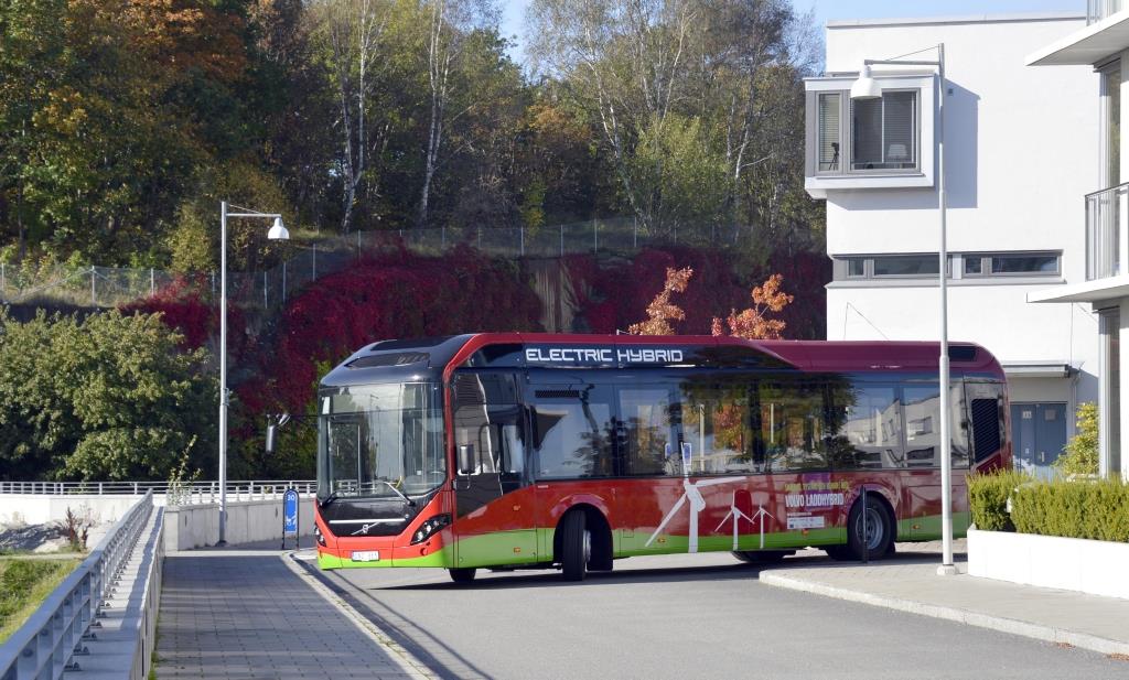 Koska hybridibussi käyttää kiihdytysvaiheessa sähkömoottoria, vähenevät hybridin hiukkas- ja typenoksidipäästöt 40 50 % dieseliin verrattuna.