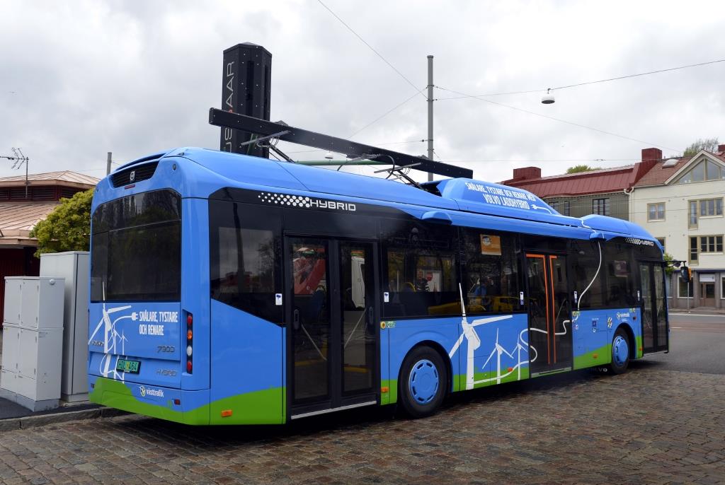 Kuva 4. Volvon plug-in-hybridibussi latauksessa Göteborgissa (kuva: Volvo Bus corp.).