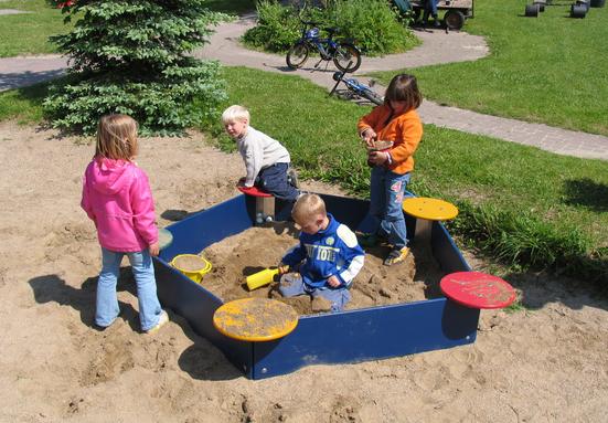 TARJOUSKORTTI 20.2 Punaiset ja keltaiset kulmalevyt sekä siniset laidat läpivärjättyä UV-suojattua HDPE kovapuristemuovia takuu 20 v. Kulmaliitokset ja ankkurointi galvanoitua terästä.