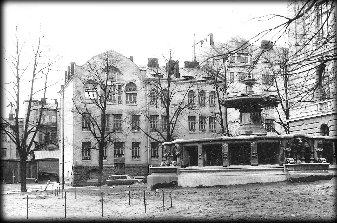 Minä vuonna valmistui Helsingin Uuden yhteiskoulun kuvassa näkyvä koulurakennus?