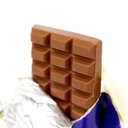 Suklaa ja mieliala Syöntimotiivi ratkaisee: lohtusyöminen tai muu tunneperäinen suklaan syöminen saattaa lisätä apeaa mielialaa