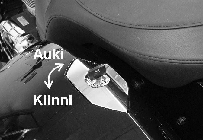 AJONEUVON RAKENNE Muut varusteet ja hallintalaitteet Polttoainetankin korkki Polttoainetankin korkin suojaläpän alla on korkin lukko, jota käytetään virtaavaimella.