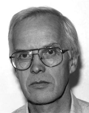 Hän on kuulunut Turun Kemistikerhon johtokuntaan vuosina 1974 1977 ja toiminut kerhon puheenjohtajana 1976. Vuonna 2000 hänet nimettiin myös kerhon järjestyksessään toiseksi kunniapuheenjohtajaksi.
