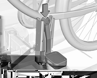 Säilytys 67 Polkupyörän valmistelu kiinnitystä varten Polkupyörän kiinnitys takaosan kuljetustelineeseen Huomautus Suurin poljinkammen leveys on 38,3 mm ja suurin syvyys on 14,4 mm.