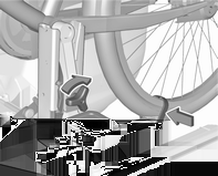 Kohdista polkupyörä auton pitkittäissuunnassa: Löysää polkimen pidikettä hieman. Aseta polkupyörä pystyasentoon poljintelineen kiertokahvalla.