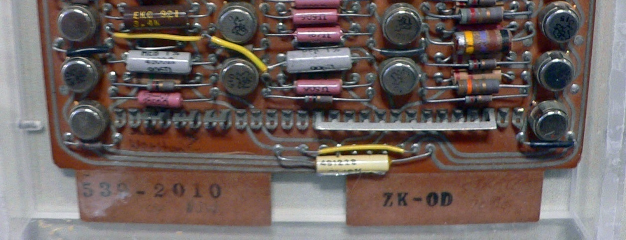 12 2. Katsaus mikroprosessorien historiaan Transistorin keksiminen yhdysvaltalaisessa Bell Laboratories -yrityksessä vuonna 1947 oli merkittävä askel digitaalisen elektroniikan kehityksessä.