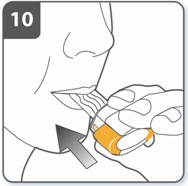 Lävistä kapseli: Pidä inhalaattoria pystyasennossa suukappale ylöspäin. Lävistä kapseli painamalla molempia sivupainikkeita yhtä aikaa tukevasti toisiaan kohti. Tee tämä vain kerran.