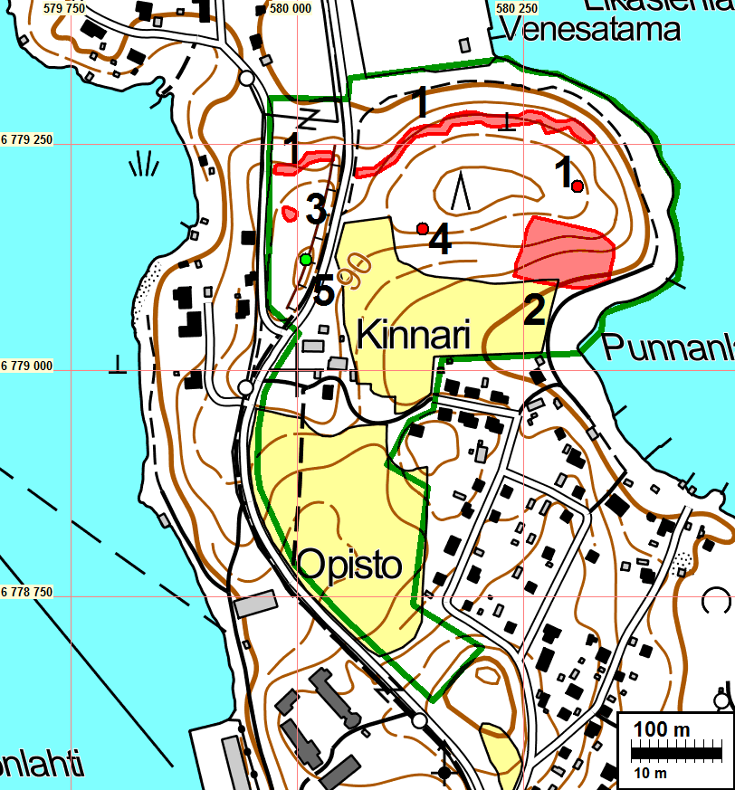 Tutkimusalueen rajaus on vihreällä. Muinaisjäännökset ja muinaisjäännösalueet punaisella ja raportin kohdenumeroin.