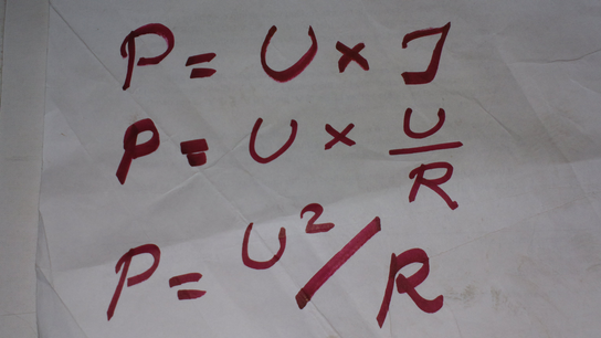 Keino 1: Lasketaan vaiheittain välituloksen avulla Vaihe 1: I = U / R = 30 V / 5 V/A = 6 A (Ampeeri nousee siis viivan osoittajaan) Vaihe 2: P = U x I = 30 V x 6