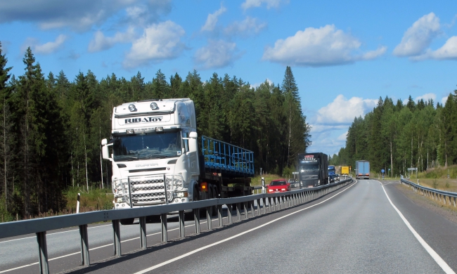 Suomen tieliikenteen tila 2015 sivu 13 / 47 Raskaan liikenteen turvallisuus Liikennekäytössä oli noin 95 200 kuormaautoa ja noin 12 400 linja-autoa vuoden 2014 lopussa.