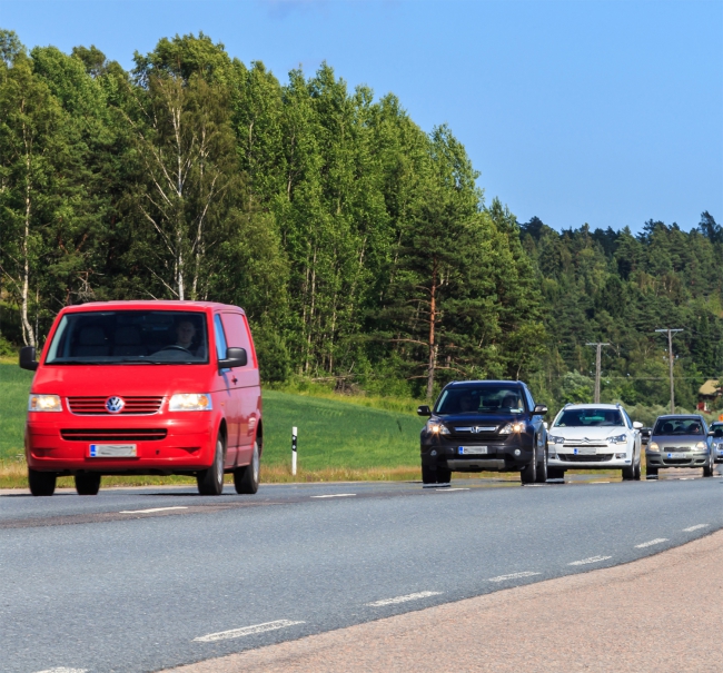 Suomen tieliikenteen tila 2015 sivu 16 / 47 Henkilö- ja pakettiautoliikenteen turvallisuus Liikennekäytössä oli vuoden 2014 lopussa Manner-Suomessa 2 596 000 henkilöautoa ja 304 000 pakettiautoa.