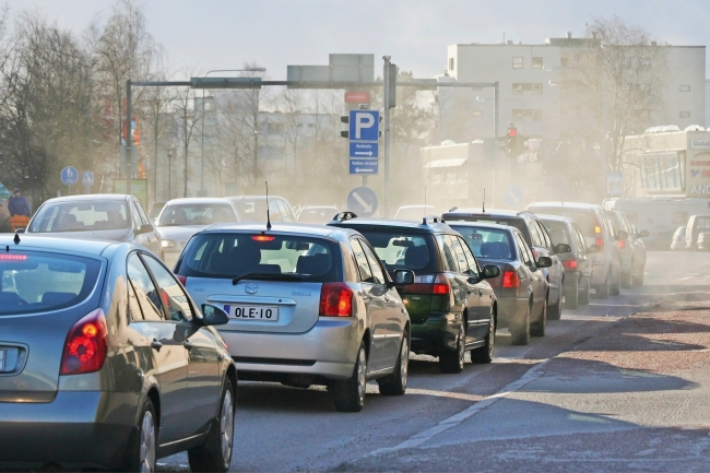 Suomen tieliikenteen tila 2015 sivu 34 / 47 Liikenteen kasvihuonekaasupäästöt Kasvihuonekaasut estävät auringon lämpösäteilyn pääsyä takaisin avaruuteen ja lämmittävät siten ilmastoa.