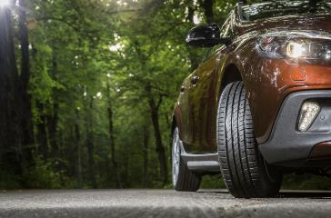 Uusia kesätuotteita 2015 POHJOISMAAT JA VENÄJÄ Uusi Nokian Hakka Green 2 Luonnollisen turvallinen Uusi A-luokan kesärengas Pohjoisen teille rullaa kevyesti ja kestävästi Nokian Hakka Black SUV