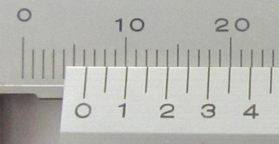 MITTAVAUNU MATERIAALIA 5( 35) 2. TYÖNTÖMITAN MITTAUSTULOSTEN LUKEMINEN Työntömitan rungossa on millimetri- ja tuuma-asteikot sekä liikkuvassa luistissa ns. nonio-asteikot (kuva7). Kuva 7.
