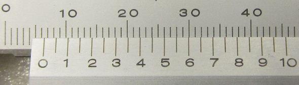 MITTAVAUNU MATERIAALIA 6( 35) 2.1.2 Kymmenesosamillimetrit. Kymmenesosamillimetrit saadaan katsomalla, mitkä nonio- ja millimetriasteikon viivoista ovat lähimpänä päällekkäin (ks. kuva 9, nuolet).