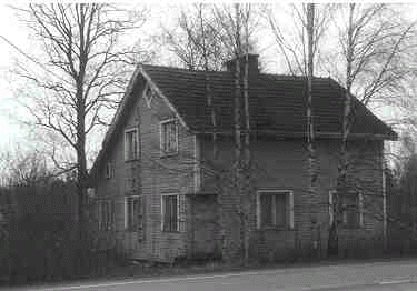 Kiuruveden kulttuuriympäristö ja sen hoito (8.8.2002) 101 Rautatieaseman alue R1.49 Veikkola R1.50 Ylivieska-Iisalm i- rata valmistui 1926. Kiuruveden aseman alue rakennettiin vuosina 1923-24.