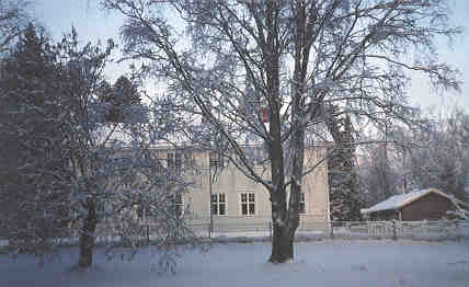 Kiuruveden kulttuuriympäristö ja sen hoito (8.8.2002) 94 Yläaste R1.22 Inventoitava kohde. Monumentaalinen rakennus avointen koulukenttien taustalla.