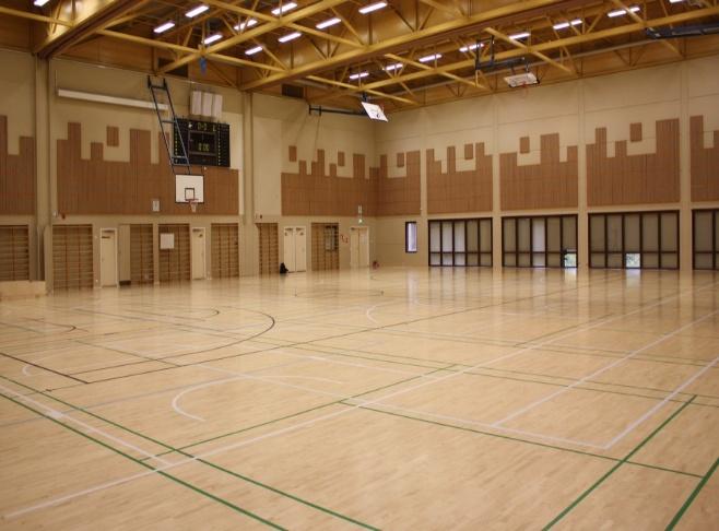Urheiluhalli Maijamäen liikuntahalli, johon saadaan yhtä aikaa kolme täysimittaista koripallo kenttää.